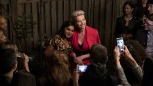 – Du älskar mig!, utbrister Molly (Mindy Kaling). – Nej nej, det sa jag inte alls, protesterar Katherine (Emma Thompson). På bilden syns skådespelarna Mindy Kaling och Emma Thompson.