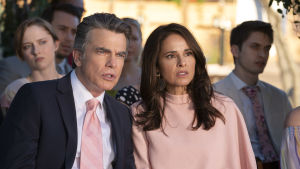 What?! Peter Gallagher och Jacqueline Obradors spelar brudens föräldrar. Brudens föräldrar spärrar upp ögonen inför något som inte går som planerat.