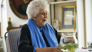 Dame Joan Plowright berättar att det hade sina sidor att vara gift med sir Laurence Olivier - mannen som kommit att personifiera "den stora skådespelaren". Joan Plowright gapskrattar.