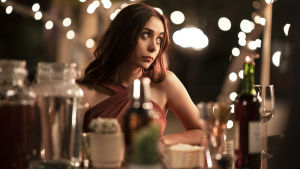 Vad sysslar han med? Sarah (Cristin Milioti) har svårt att sätta fingret på varför Nyles är så konstig. Sarah sitter vid ett festligt pyntat bord och blickar drömskt ut i fjärran.