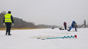 Borgå å är en populär pilkfiskeplats. Lördagen den 4 februari övervakades att fisket skedde enligt konstens alla regler. Fiskeövervakare kollar in pilkfiskare