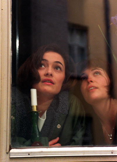 Systrarna Alea (Irina Björklund) och Krista (Nina Hukkinen) i vägsjälar, 1998