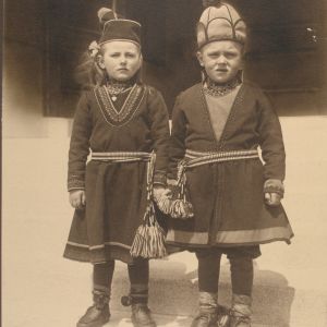 Saamelaislapsia kuvattuna New Yorkin Ellis Islandilla ennen 1920