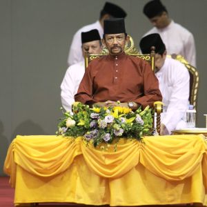 Den enväldige sultanen av Brunei återtog delvis sitt beslut om dödsstraff för homosexualitet i ett sällsynt offentligt uttalande