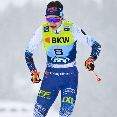 Jasmin Kähär åker skidor.