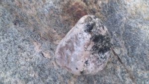 Graniittikiven pintaa, sen päällä pienempi kivi