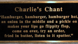 Skylt vid Charlie Nagreens staty. Skylt med hyllning till hamburgaren