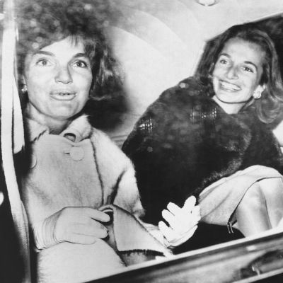 Jacqueline Kennedy (vas.) kuvattuna siskonsa Lee Radziwillin knassa Washingtonissa maaliskuussa 1961.