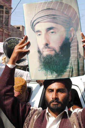 Hezb-i-Islami grundades och leds av den drygt 60-årige Gulbuddin Hekmatyar som lever i landsflykt, förmodligen i Pakistan Hezb-i-islami grundades och leds av den drygt 60-årige Gulbuddin Hekmatyar som lever i landsflykt, förmodligen Pakistan
