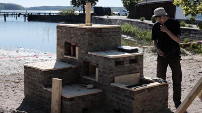 man invid tegelkonstruktion på strand