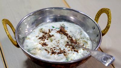 Retikalla täytetty vehnäleipä ja mausteinen broileripata –  pietarsaarelainen Raj Bharat kokkaa herkullista intialaista ruokaa | Ruoka  ja juoma | Strömsö 