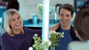 Livet ler. Celia Sparre och Adam Lundgren spelar två av filmens större roller. Barnmorskan Maria och bilskolläraren Rickard ser glada ut tillsammans.