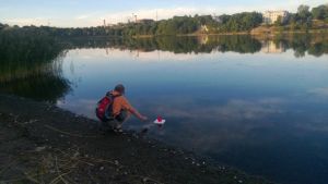 Minnesstund vid Tölöviken i Helsingfors 2013. Med lyktorna vill man hedra offrens minne.