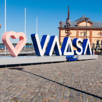 En stor reklamskylt för staden Vasa