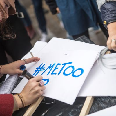 #MeToo -kyltti seksuaalista väkivaltaa ja häirintää vastustaneessa mielenosoituksessa Pariisissa 29. lokakuuta 2017.