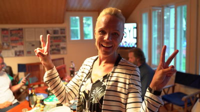 kvinna visar segertecken