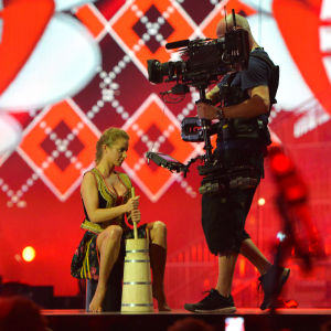 Polska flickor kärnar smör på Eurovisionsscenen. Polen kärnar smör på Eurovisionsscenen.