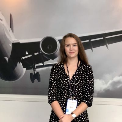 Frida Sigfrids framför storbild av flygplan