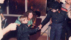 Wade Robson träffar Michael Jackson för första gången, i samband med en Jackson-konsert i Australien. Wade Robson möter Michael Jackson för första gången.