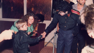 Wade Robson träffar Michael Jackson för första gången, i samband med en Jackson-konsert i Australien. Wade Robson möter Michael Jackson för första gången.