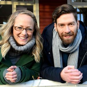 Elin Skagersten-Ström ja Jonas Sundström seisovat Strömsö-talon kuistilla.