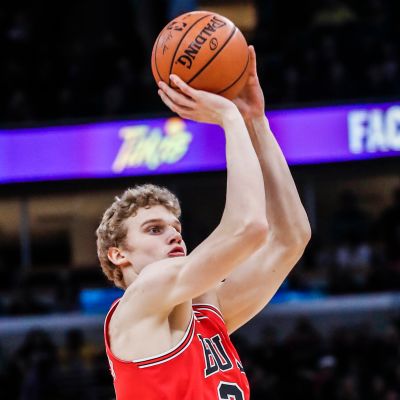 Lauri Markkanen heittää.