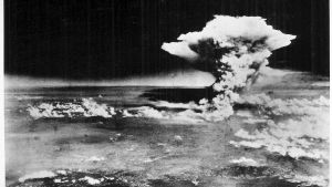 Moln efter atombomb som USA släppte ner över staden Hiroshima i Japan 6.8.1945. Tiotusentals människor dödades på några sekunder och cirka 140 000 människor dog samma år av de effekter som atombomben förorsakade. Den 9 augusti släpptes ytterligare en atombomb ner över Japan, denna gång i Nagasaki. Den bomben dödade över 73 000 människor. Fotograferat av USA:s militär 6.8.1945 Ydinpommin synnyttämä sienipilvi