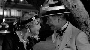 "Pitää tietenkin kysyä, että mitä hauskaa on siinä, että mies pukeutuu naiseksi." Jerry/Daphne (Jack Lemmon) hymyilee leveästi olkihattupäiselle Osgoodille (Joe E. Brown) elokuvassa Piukat paikat