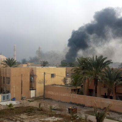 Det irakiska flygvapnet har bombat Fallujag massivt inför offensiven. Enligt stadsborna har civila bostadsområden bombats urskiljningslöst