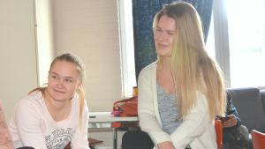 Hanna Kultanen och Fransilia Bengtfolks tycker att både samhällslära och historia är viktiga. Abiturienter diskuterar vid Ekenäs gymnasium.