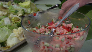 Laxceviche och grillad sallad på festbuffén. Laxceviche och grillad sallad på buffébordet.