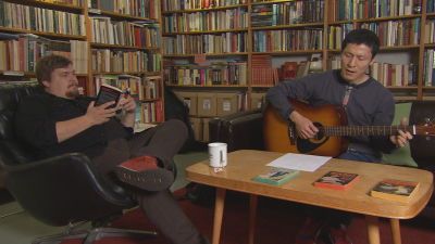 Mathias Rosenlund lyssnar på Kei Saito som spelar gitarr