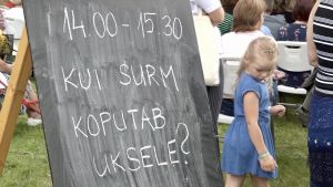 "När döden knackar på dörren?" En estnisk skylt med texten "När döden knackar på dörren".