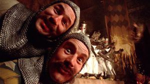 Pyöreän pöydän ritarit laulutuulella – Monty Pythonin hullu maailma Terry Jones ja MIchael Palin pyöreän pöydän ritareina elokuvassa Monty Pythonin hullu maailma