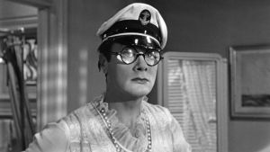 "Miljonäärin" asu on melkein valmis. Joe (Tony Curtis) mekossa ja kipparin hattu päässä elokuvassa Piukat paikat.