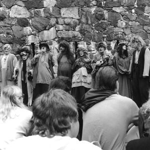 Näyttelijä Tomi Salmela Ryhmäteatterin Taru sormusten herrasta -näytelmässä Suomenlinnassa 1989, kuva otettu katsomosta.