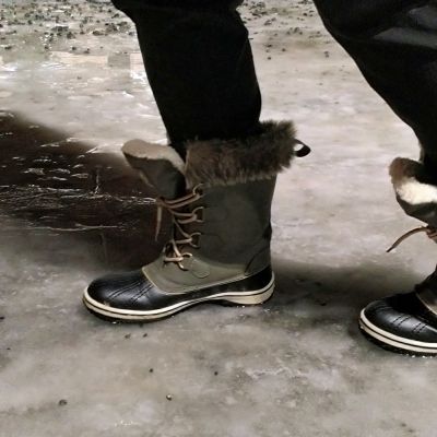 Jalankulkijan jalat märällä ja jäisellä kadulla