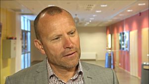 Dagens industris tidigare chefredaktör och nuvarande USA-korrespondent Peter Fellman tycker att de finlandssvenska sajterna är för långsamma och misstänker att man inte har vågat satsa tillräckligt på digitala produkter. Chefredaktör Peter Fellman från Dagens industri