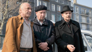 Ohjaaja Aki Kaurismäki (keskellä) sekä näyttelijät André Wilms ja Jean-Pierre Darroussin elokuvan Le Havre kuvauksissa. Kuva tv-dokumentista Olipa kerran... Le Havre.