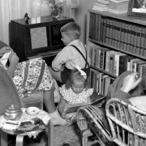 Perhe kuuntelee radiota v. 1947.