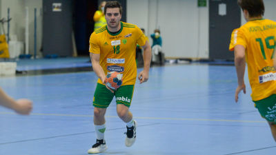 Filip Churlevski med bollen i handen.