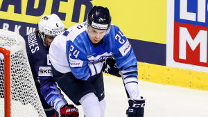 Kaapo Kakko eller Jack Hughes draftas först. Kaapo Kakko och Jack Huges bakom målet