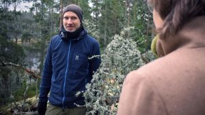 Intresset för alternativa skogsbruksmetoder har enligt Panu Kunttu vuxit bland kommuner och församlingar. Panu kunttu diskuterar med ritva kovalainen i skogen. Lillträsket skymtar bakom träden i bakgrunden.