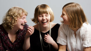 Ilo(iset) tytöt soittavat female folkia Ilo(iset) tytöt soittavat female folkia