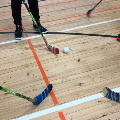 Kilpisen koulun liikuntasalissa Jyväskylässä salibandymailojen lavat on suojattava sukalla