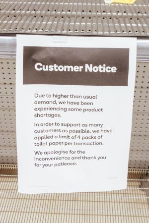 I Australien har man ransonerat försäljningen av toalettpapper. En lapp vid en tom butikshylla där det står att man endast får köpa fyra paket toalettpapper.