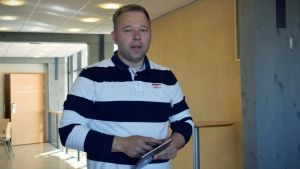 Niklas Guseff anser att en fusion innebär många risker för den tvåspråkiga servicen. Niklas Guseff.