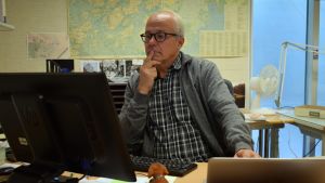 Petri Huovila har märkt att många fler ringer och frågar om avloppen i år än tidigare. Petri Huovila vid datorn på sitt kontor.