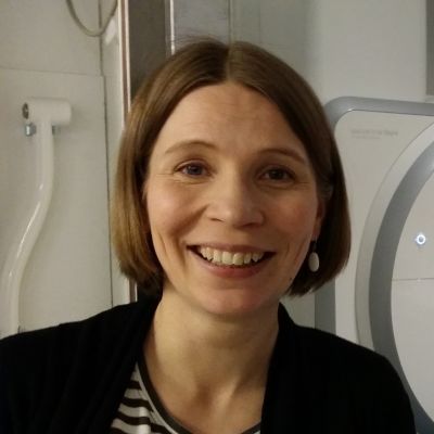 Annika Hultén framför fMRI-apparaten.