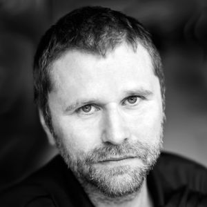 Med blick för intressanta roller. Filmen om Tove Jansson är Shanti Roneys debut i finländska sammanhang. Svartvit bild på den svenska skådespelaren Shanti Roney.